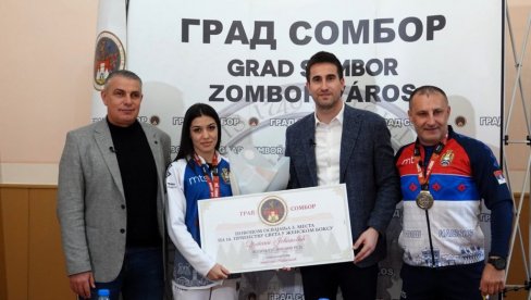 PRIJEM ZA BRONZANU DRAGANU JOVANOVIĆ: Gradonačelnik Sombora ugostio mladu bokserku BK Sombor PRIJEM ZA BRONZANU DRAGANU JOVANOVIĆ: Gradonačelnik Sombora ugostio mladu bokserku BK Sombor