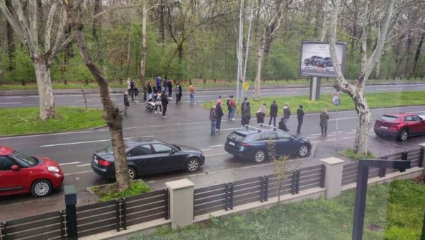 ФОТОГРАФИЈА СВЕ ГОВОРИ: Свега неколико студената блокира народ у Београду ФОТОГРАФИЈА СВЕ ГОВОРИ: Свега неколико студената блокира народ у Београду