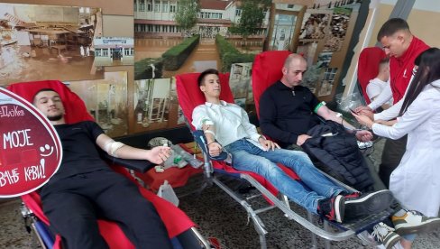 BRAVO ZA PARAĆINSKE MATURANTE: Masovno donirali krv, prikupljeno  56 jedinica (FOTO)