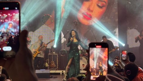 KRALJEVO NA NOGAMA: Tanja Savić priredila spektakl u gradu na Ibru (FOTO)