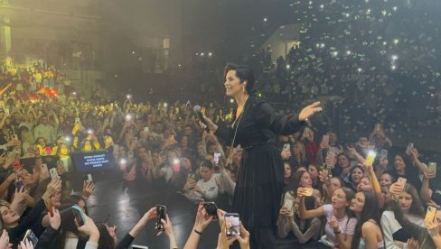 HALA SIJALA KAO ZLATNIK: Tanja Savić svojim najvećim hitom osvetlila Kraljevo (FOTO)
