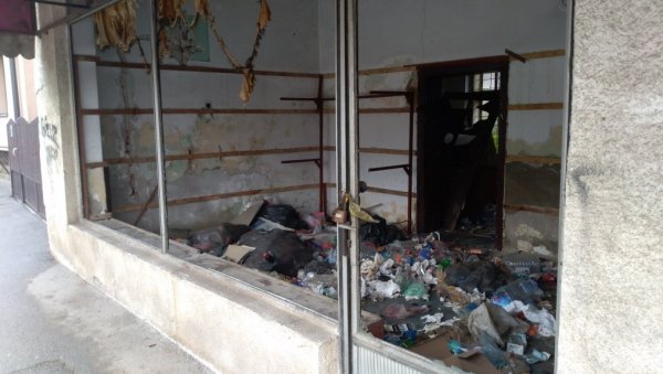 СМЕЋЕ У ЛОКАЛУ: Напуштени објекат служи као депонија отпада СМЕЋЕ У ЛОКАЛУ: Напуштени објекат служи као депонија отпада