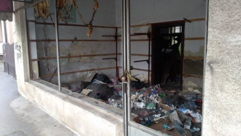 SMEĆE U LOKALU: Napušteni objekat služi kao deponija otpada SMEĆE U LOKALU: Napušteni objekat služi kao deponija otpada