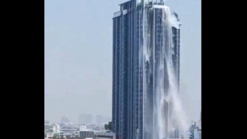 VODA SE IZLIVA IZ BAZENA NA VRHU NEBODERA: Novi snimak snažnog zemljotresa u Bankoku (VIDEO) VODA SE IZLIVA IZ BAZENA NA VRHU NEBODERA: Novi snimak snažnog zemljotresa u Bankoku (VIDEO)