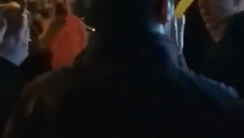 OPOZICIJA OPET DIVLJA: Antisrpski politikanti maltretiraju građane Novog Sada (VIDEO) OPOZICIJA OPET DIVLJA: Antisrpski politikanti maltretiraju građane Novog Sada (VIDEO)