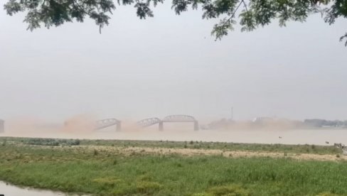 SRUŠIO SE MOST U MJANMARU: U trenu završio u reci (VIDEO) SRUŠIO SE MOST U MJANMARU: U trenu završio u reci (VIDEO)