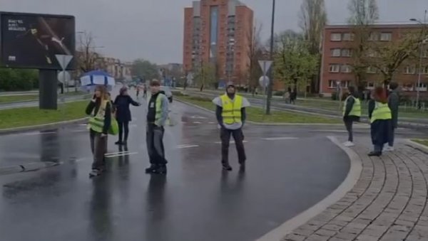 БЛОКАДЕРИ МАЛТРЕТИРАЈУ НОВОСАЂАНЕ: Блокирали кружни ток на пет сати (ВИДЕО) БЛОКАДЕРИ МАЛТРЕТИРАЈУ НОВОСАЂАНЕ: Блокирали кружни ток на пет сати (ВИДЕО)
