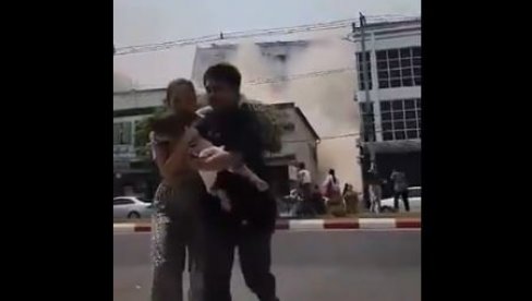 BEŽE SA BEBOM U NARUČJU DOK SE ZGRADA IZA NJIH RUŠI: Potresni snimci sa ulica Mjanmara (VIDEO) BEŽE SA BEBOM U NARUČJU DOK SE ZGRADA IZA NJIH RUŠI: Potresni snimci sa ulica Mjanmara (VIDEO)