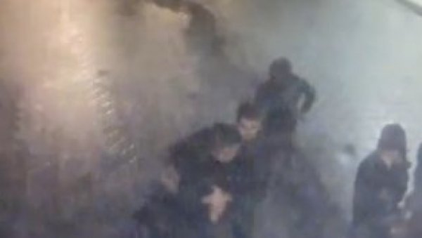 ШТА СЕ ДЕСИЛО У НОВОМ САДУ? Пале су маске - студенти малтретирали Роме и испровоцирали тучу (VIDEO) ШТА СЕ ДЕСИЛО У НОВОМ САДУ? Пале су маске - студенти малтретирали Роме и испровоцирали тучу (VIDEO)