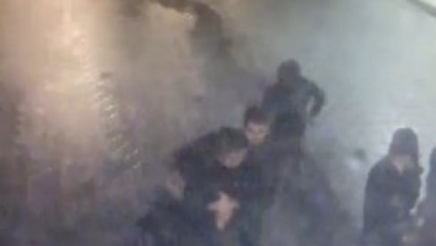 ŠTA SE DESILO U NOVOM SADU? Pale su maske - studenti maltretirali Rome i isprovocirali tuču (VIDEO) ŠTA SE DESILO U NOVOM SADU? Pale su maske - studenti maltretirali Rome i isprovocirali tuču (VIDEO)