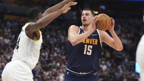 ISTORIJA! Jokić ovako zapalio NBA ligu, košem sa centra ušao u večnost NBA lige (VIDEO)