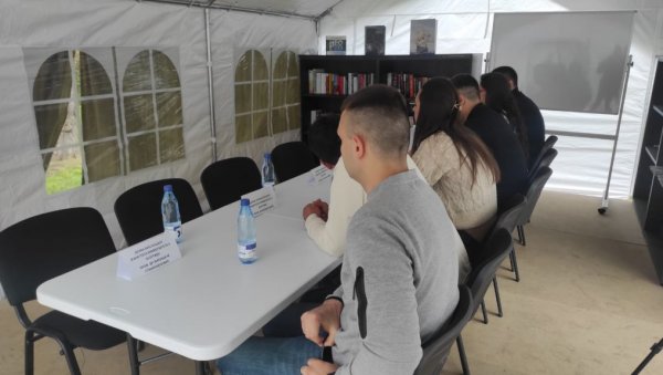 СРАМНО! Ректор Ђокић није дошао на састанак са студентима који хоће да уче (ФОТО) СРАМНО! Ректор Ђокић није дошао на састанак са студентима који хоће да уче (ФОТО)