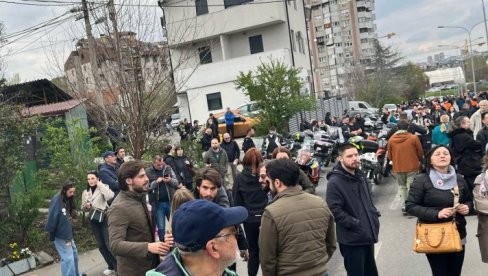 ROLEKS STUDENTI BLOKIRAJU INFORMER: Oni sprovode teror nad novinarima i ne daju im da zarade za hleb (FOTO) ROLEKS STUDENTI BLOKIRAJU INFORMER: Oni sprovode teror nad novinarima i ne daju im da zarade za hleb (FOTO)