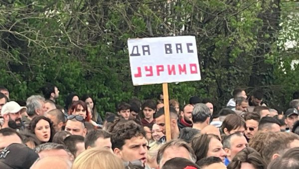 ДИРЕКТНЕ ПРЕТЊЕ БЛОКАДЕРА: Спроводе талачку кризу Информера и прете Да вас јуримо (ФОТО) ДИРЕКТНЕ ПРЕТЊЕ БЛОКАДЕРА: Спроводе талачку кризу Информера и прете Да вас јуримо (ФОТО)