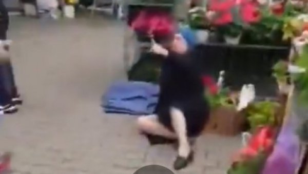 ЈЕЗИВО НАСИЉЕ БЛОКАДЕРА У НОВОМ САДУ: Бацили на земљу старију госпођу (ВИДЕО) ЈЕЗИВО НАСИЉЕ БЛОКАДЕРА У НОВОМ САДУ: Бацили на земљу старију госпођу (ВИДЕО)