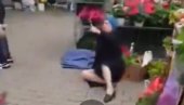 JEZIVO NASILJE BLOKADERA U NOVOM SADU: Bacili na zemlju stariju gospođu (VIDEO) JEZIVO NASILJE BLOKADERA U NOVOM SADU: Bacili na zemlju stariju gospođu (VIDEO)
