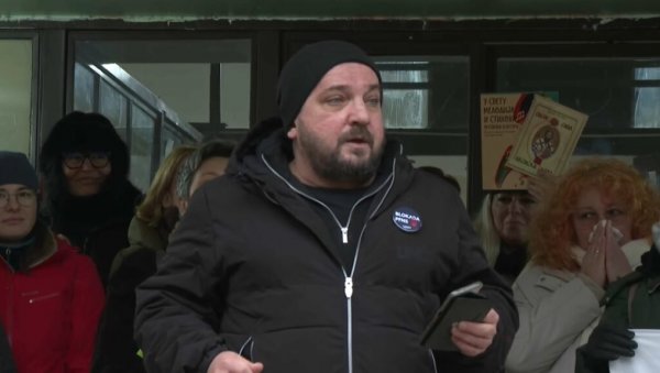 ОВО ЈЕ СИЛЕЏИЈА БЛОКАДЕР ИЗ НОВОГ САДА: Крвнички напао старију жену и бацио је на земљу (ВИДЕО) ОВО ЈЕ СИЛЕЏИЈА БЛОКАДЕР ИЗ НОВОГ САДА: Крвнички напао старију жену и бацио је на земљу (ВИДЕО)