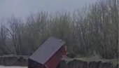 DRAMATIČAN SNIMAK IZ ODŽAKA: Reka nosi jednu od vikendica, podzemne vode prave dodatni problem
