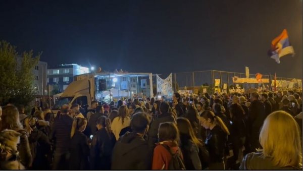 ПУШТАЈУ МУЗИКУ И ДРЖЕ НОВИНАРЕ КАО ТАОЦЕ: Блокада Информера ушла у шести сат (ВИДЕО) ПУШТАЈУ МУЗИКУ И ДРЖЕ НОВИНАРЕ КАО ТАОЦЕ: Блокада Информера ушла у шести сат (ВИДЕО)