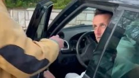 TERAM UČENIKE NA BLOKADE JER MI JE ZANIMLJIVO Sraman odgovor profesora Gimnazije i predvodnika protesta u Lazarevcu (VIDEO) TERAM UČENIKE NA BLOKADE JER MI JE ZANIMLJIVO Sraman odgovor profesora Gimnazije i predvodnika protesta u Lazarevcu (VIDEO)