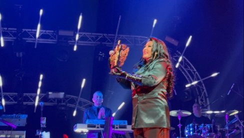 KRALJICA BALKANSKE MUZIKE: Dragana Mirković na koncertu u prepunoj areni u Sofiji dobila Oskara za muzičku legendu svih vremena (FOTO) KRALJICA BALKANSKE MUZIKE: Dragana Mirković na koncertu u prepunoj areni u Sofiji dobila Oskara za muzičku legendu svih vremena (FOTO)