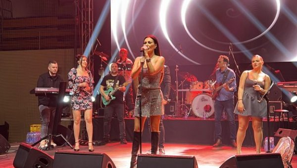КОЛАПС У СМЕДЕРЕВУ: Цеца Ражнатовић цео град подигла на ноге (ФОТО) КОЛАПС У СМЕДЕРЕВУ: Цеца Ражнатовић цео град подигла на ноге (ФОТО)