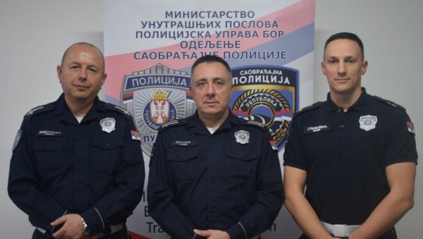 ИЗ АУТОМОБИЛА У ПЛАМЕНУ ИЗВУКЛИ ЉУДЕ: Саобраћајци из Бора и Неготина спречили трагедију на путу ИЗ АУТОМОБИЛА У ПЛАМЕНУ ИЗВУКЛИ ЉУДЕ: Саобраћајци из Бора и Неготина спречили трагедију на путу