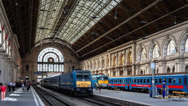 ОБУСТАВЉЕНА ЖЕЛЕЗНИЧКА ЛИНИЈА У МАЂАРСКОЈ: Због претње бомбом могући значајни застоји ОБУСТАВЉЕНА ЖЕЛЕЗНИЧКА ЛИНИЈА У МАЂАРСКОЈ: Због претње бомбом могући значајни застоји