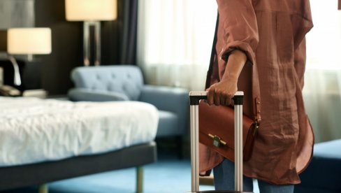ŽENA UŠLA U HOTELSKU SOBU I UMALO SE SRUŠILA ZBOG PRIZORA NA KREVETU: Ne znam ko si, i ne poznaješ me... ŽENA UŠLA U HOTELSKU SOBU I UMALO SE SRUŠILA ZBOG PRIZORA NA KREVETU: Ne znam ko si, i ne poznaješ me...