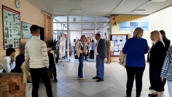 НАЈБОЉИ АРАНЖМАН И ЗНАЊЕ ПУТ ДО УСПЕХА: Економска школа из Параћина домаћин такмичења из агенцијског и хотелијерског пословања НАЈБОЉИ АРАНЖМАН И ЗНАЊЕ ПУТ ДО УСПЕХА: Економска школа из Параћина домаћин такмичења из агенцијског и хотелијерског пословања