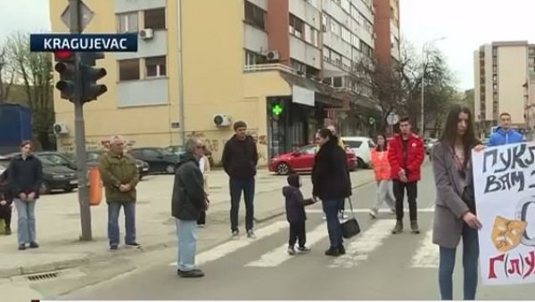 СТРАШАН ПИК ИМАЈУ НА ЖЕНЕ И НА ДЕЦУ Вучић: Жена им је само рекла своје мишљење, а они су је на пали СТРАШАН ПИК ИМАЈУ НА ЖЕНЕ И НА ДЕЦУ Вучић: Жена им је само рекла своје мишљење, а они су је на пали