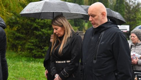 SAHRANJEN BRAT VIKI MILJKOVIĆ: Potresne scene sa groblja u Nišu, Taške se ne odvaja od pevačice (FOTO) SAHRANJEN BRAT VIKI MILJKOVIĆ: Potresne scene sa groblja u Nišu, Taške se ne odvaja od pevačice (FOTO)