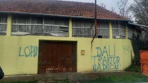 ФАШИСТИЧКИ МЕТОДИ ЂИЛАСОВИХ БЛОКАДЕРА: Вандализам опозиције у Банатском Великом Селу! (ФОТО) ФАШИСТИЧКИ МЕТОДИ ЂИЛАСОВИХ БЛОКАДЕРА: Вандализам опозиције у Банатском Великом Селу! (ФОТО)
