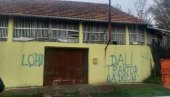FAŠISTIČKI METODI ĐILASOVIH BLOKADERA: Vandalizam opozicije u Banatskom Velikom Selu! (FOTO)