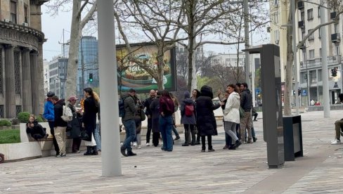 TEROR BLOKADERA: NJih 20-ak se iživljavalo ispred Novosti, Kurira i Politike - držali govore mržnje, uništavali imovinu (FOTO/VIDEO) TEROR BLOKADERA: NJih 20-ak se iživljavalo ispred Novosti, Kurira i Politike - držali govore mržnje, uništavali imovinu (FOTO/VIDEO)