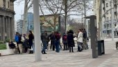 TEROR BLOKADERA: NJih 20-ak se iživljavalo ispred Novosti, Kurira i Politike - držali govore mržnje, uništavali imovinu (FOTO/VIDEO)