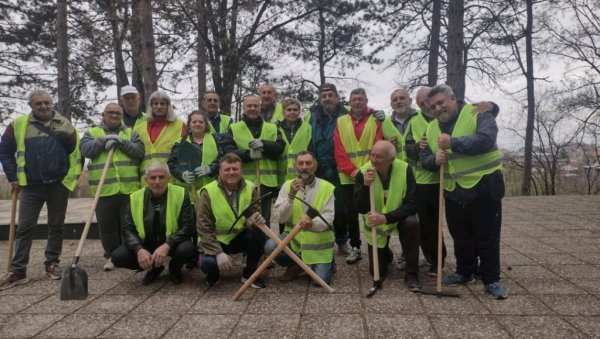 ДАН РАДНИХ АКЦИЈА ОБЕЛЕЖИЛИ РАДНО: У Јагодини окопавали саднице ДАН РАДНИХ АКЦИЈА ОБЕЛЕЖИЛИ РАДНО: У Јагодини окопавали саднице