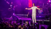 BOJAN U BELOM ODELU ZAPALIO MEJDAN: Leksington priredio spektakl pred više od osam hiljada ljudi u Tuzli (FOTO)