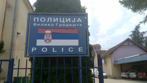 ХАПШЕЊЕ У ВЕЛИКОМ ГРАДИШТУ: Лисице председнику ловчаког удружења ХАПШЕЊЕ У ВЕЛИКОМ ГРАДИШТУ: Лисице председнику ловчаког удружења
