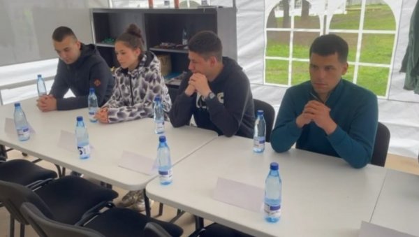 ПРАЗНЕ СТОЛИЦЕ У ПИОНИРСКОМ ПАРКУ: Ректор и декани се поново нису одазвали на позив студената који желе да уче (ВИДЕО) ПРАЗНЕ СТОЛИЦЕ У ПИОНИРСКОМ ПАРКУ: Ректор и декани се поново нису одазвали на позив студената који желе да уче (ВИДЕО)