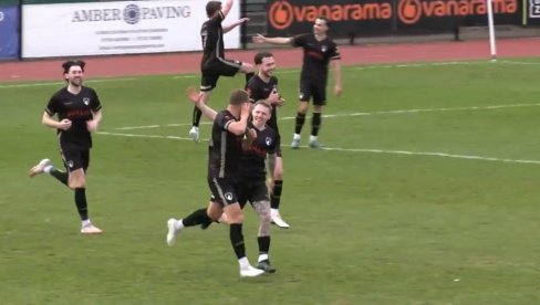 OVO SE NE PAMTI! Fudbaler dao gol rivalu šutem iz sopstvenog šesnaesterca (VIDEO) OVO SE NE PAMTI! Fudbaler dao gol rivalu šutem iz sopstvenog šesnaesterca (VIDEO)