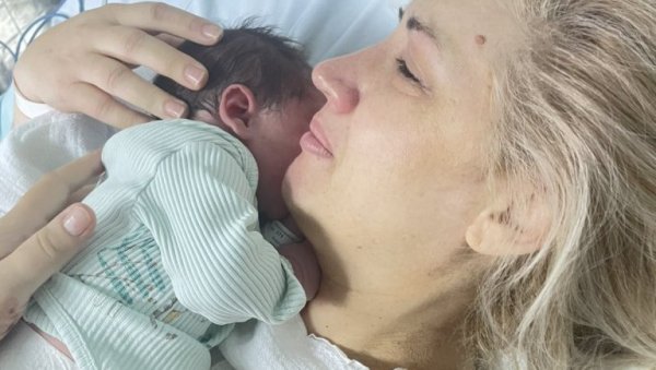 ОВО ЈЕ МАЛЕНИ ГАВРИЛО: Посланица Соња Илић донела на свет дечака (ФОТО) ОВО ЈЕ МАЛЕНИ ГАВРИЛО: Посланица Соња Илић донела на свет дечака (ФОТО)
