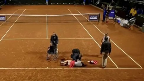JEZIVA SCENA! Teniserka sa osam prstiju se srušila tokom meča (VIDEO) JEZIVA SCENA! Teniserka sa osam prstiju se srušila tokom meča (VIDEO)