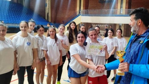 PARAĆINSKO TAKMIČENJE U FUTSALU: U hali sportova nadmetali se srednjoškolci (FOTO) PARAĆINSKO TAKMIČENJE U FUTSALU: U hali sportova nadmetali se srednjoškolci (FOTO)