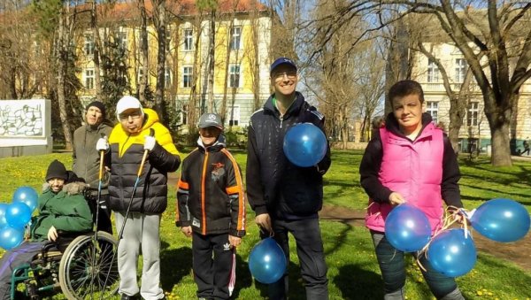 ПЛАВИ БАЛОНИ КАО ЗНАК ПОДРШКЕ: „Наша кућа“ у Кикинди обележила Светски дан особа са аутизмом ПЛАВИ БАЛОНИ КАО ЗНАК ПОДРШКЕ: „Наша кућа“ у Кикинди обележила Светски дан особа са аутизмом