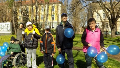 PLAVI BALONI KAO ZNAK PODRŠKE: „Naša kuća“ u Kikindi obeležila Svetski dan osoba sa autizmom
