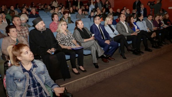 У НОВОМ САДУ ОБЕЛЕЖЕН ДАН ОСОБА СА АУТИЗМОМ: Град шири програм подршке и сарадњу са удружењима У НОВОМ САДУ ОБЕЛЕЖЕН ДАН ОСОБА СА АУТИЗМОМ: Град шири програм подршке и сарадњу са удружењима