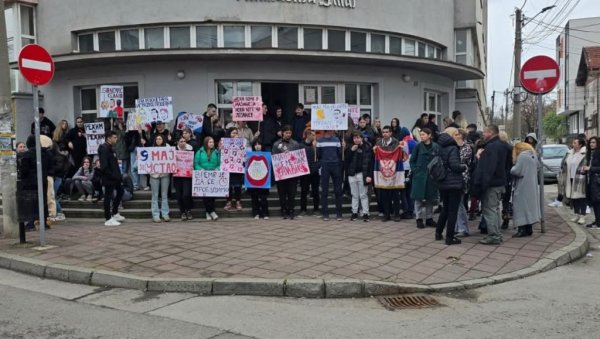 НЕ ДОЗВОЉАВА ДА У ШКОЛУ УЂЕ 700 ДЕЦЕ! Унук Банета Банане и деканке из Ниша води физички блокаду гимназије 9. мај (ФОТО) НЕ ДОЗВОЉАВА ДА У ШКОЛУ УЂЕ 700 ДЕЦЕ! Унук Банета Банане и деканке из Ниша води физички блокаду гимназије 9. мај (ФОТО)