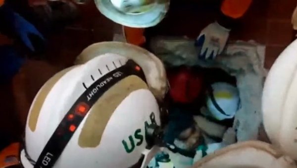 ЧОВЕК СПАСЕН ИЗ РУШЕВИНА 5 ДАНА НАКОН ЗЕМЉОТРЕСА: Снимак оставио свет у чуду (ВИДЕО) ЧОВЕК СПАСЕН ИЗ РУШЕВИНА 5 ДАНА НАКОН ЗЕМЉОТРЕСА: Снимак оставио свет у чуду (ВИДЕО)
