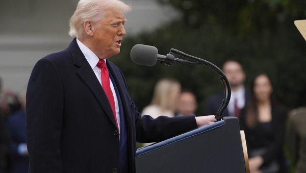 АМЕРИКУ СУ ПЉАЧКАЛИ И ПРИЈАТЕЉИ И НЕПРИЈАТЕЉИ Трамп најавио потписивање нове уредбе: Данас имамо веома, веома добре вести АМЕРИКУ СУ ПЉАЧКАЛИ И ПРИЈАТЕЉИ И НЕПРИЈАТЕЉИ Трамп најавио потписивање нове уредбе: Данас имамо веома, веома добре вести